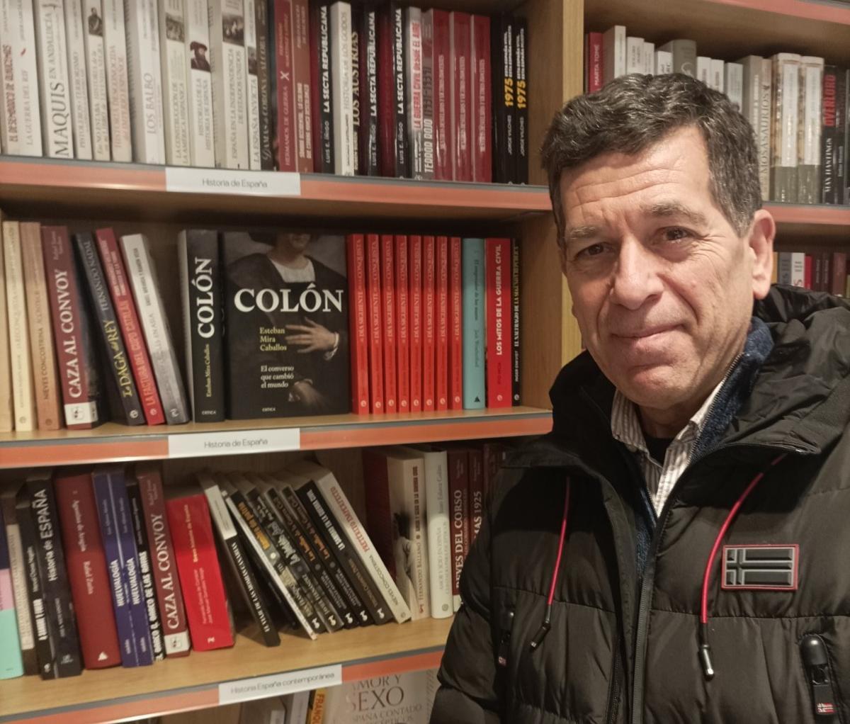 Esteban Mira junto a su nuevo libro sobre Colón.