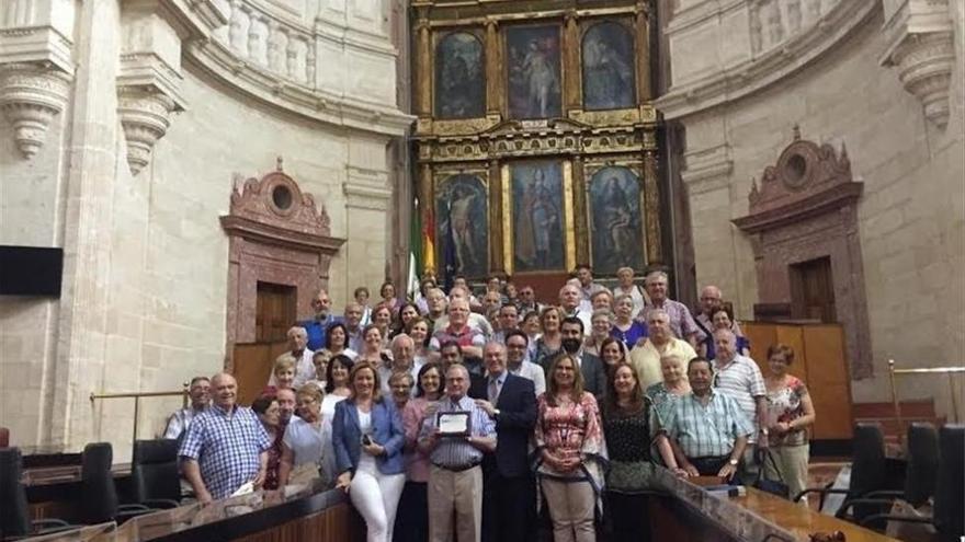 El presidente del Centro de Día Córdoba 2 recibe un reconocimiento en el Parlamento andaluz
