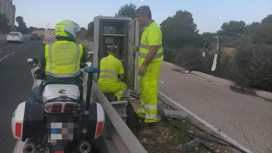 Operarios retiran el radar de la N-332 a su paso por Campoamor