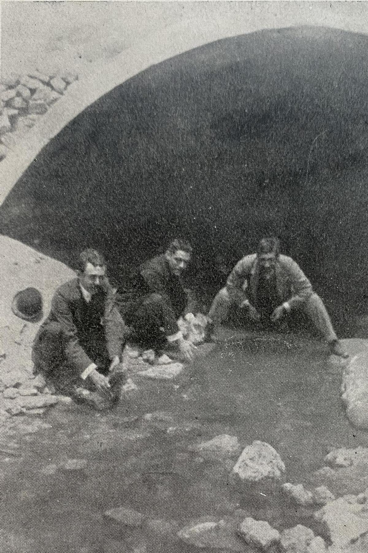 Varios señores debajo del puente en una imagen de 1929