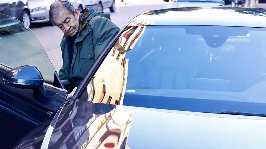 Los viajes en coche a Madrid de Cascos: el equivalente a casi cinco vueltas al mundo al año, comiendo bocadillos de lomo