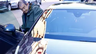 Los viajes en coche a Madrid de Cascos: el equivalente a casi cinco vueltas al mundo al año, comiendo bocadillos de lomo
