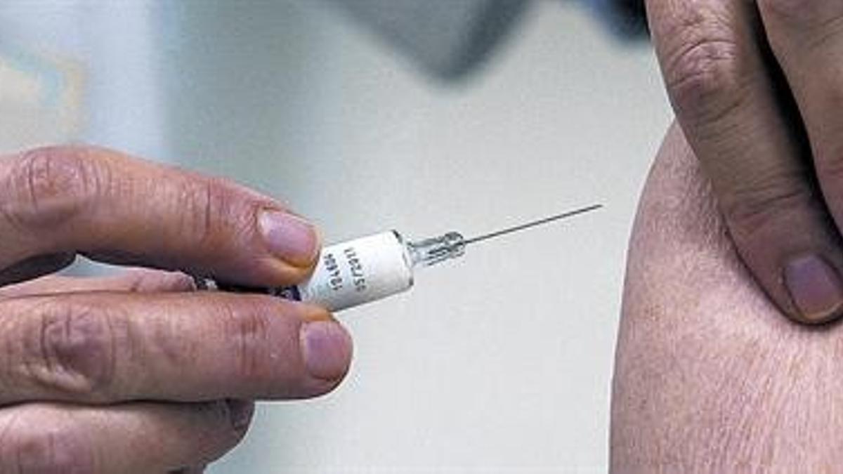 Aplicación de una vacuna antigripal en un CAP de Barcelona.