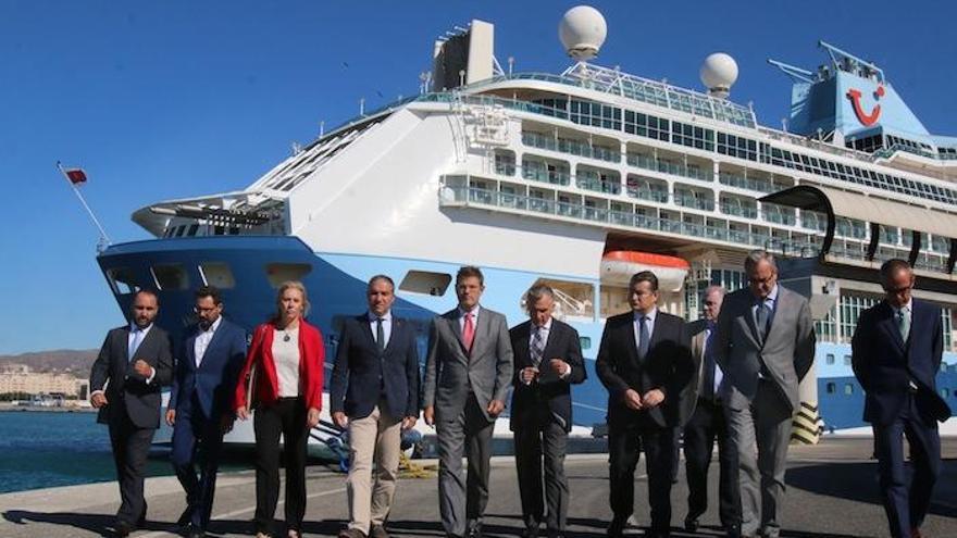 El ministro de Fomento y Justicia Juan Catalá, visita la terminal de cruceros y el Museo Pompidou