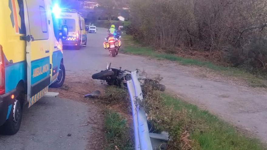Muere un motorista en Ourense tras salirse de la carretera y chocar contra el guardarraíl