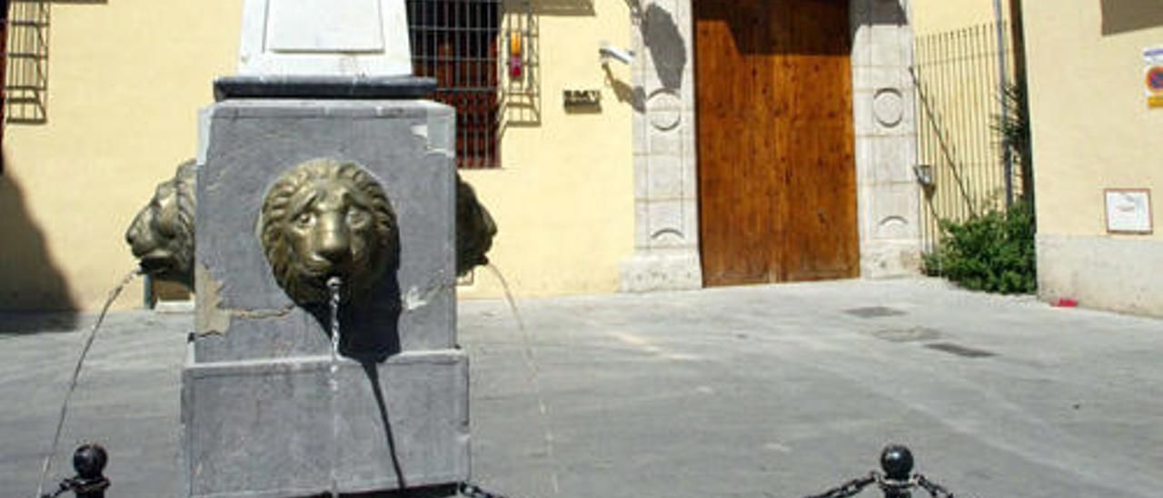 La pequeña fuente protagonista en la  plaza del Correo Viejo.