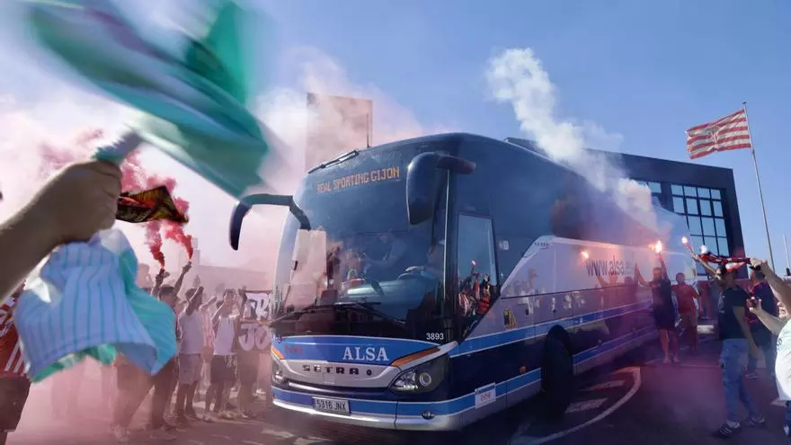 Así fue la espectacular despedida de la afición del Sporting antes del desplazamiento a Barcelona para medirse al Espanyol