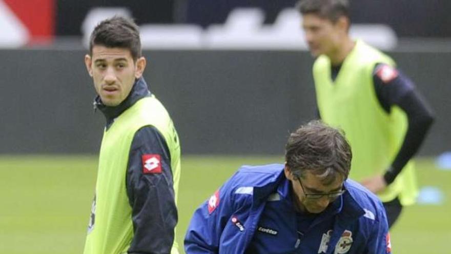 Pizzi y Fernando Vázquez, durante el entrenamiento de ayer por la mañana en Riazor. / carlos pardellas