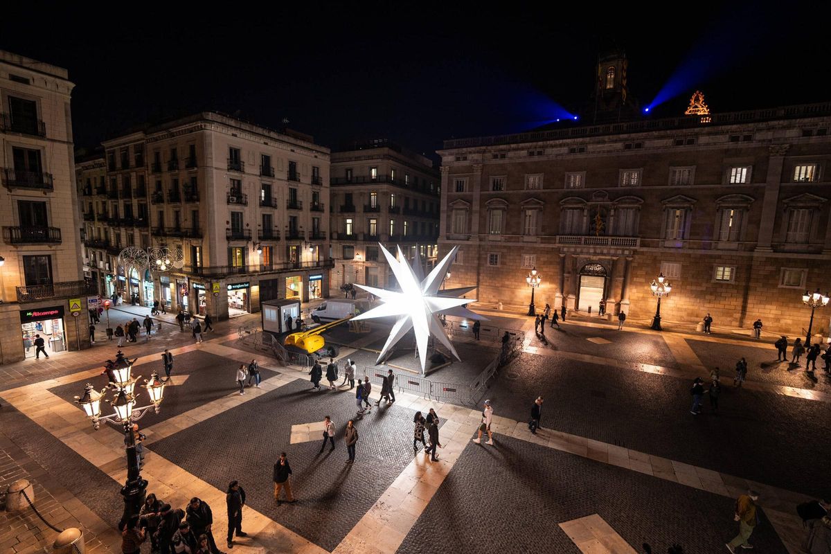 La estrella de Nadal ja ilumina la plaça Sant Jaume. Una gran estrella de luz de 20 puntas iluminará la plaza de Sant Jaume esta Navidad