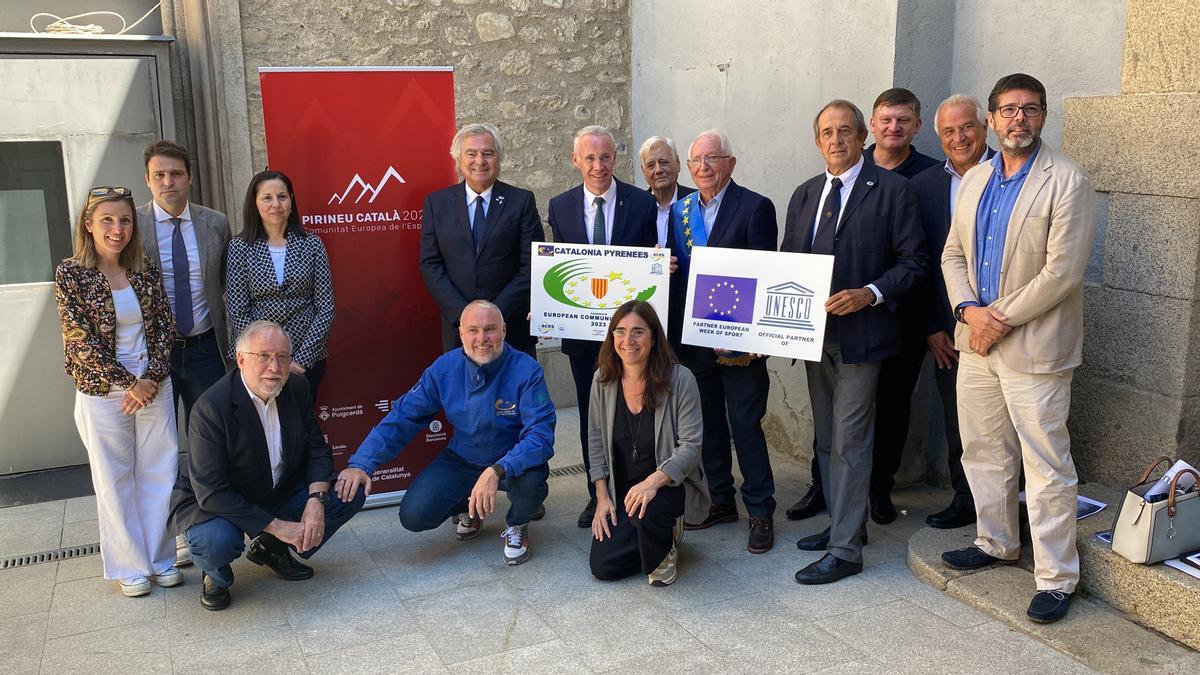 El president d&#039;ACES Europe, Gian Francesco Lupattelli, i l&#039;alcalde de Puigcerdà, Albert Piñeira, amb les persones que han defensat la candidatura del Pirineu català com a Comunitat Europea de l&#039;Esport 2023 i la comissió avaluadora del projecte