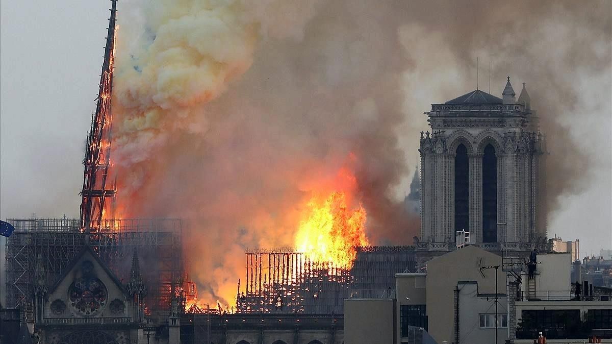 Incendio en la Catedral de Nôtre Dame