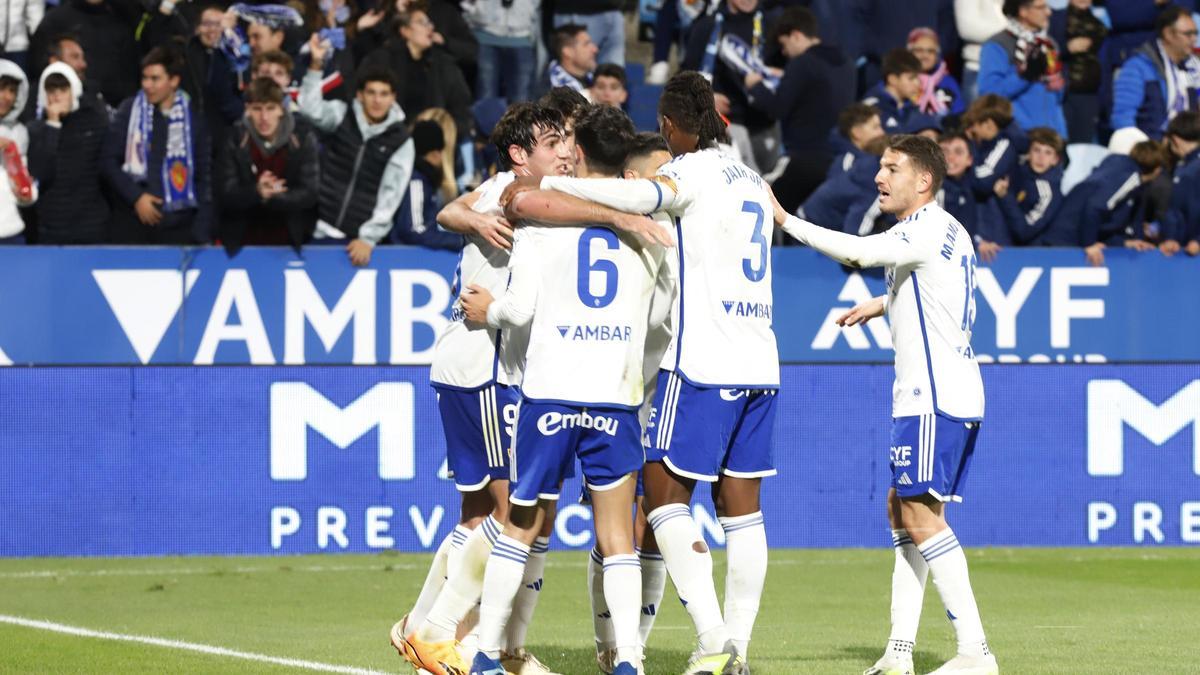 Los jugadores zaragocistas celebran el tanto de Azón que finalmente no subió al marcador por fuera de juego de Francés.