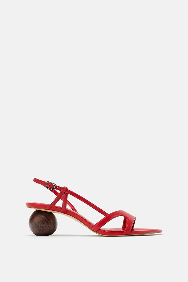 Sandalias rojas con tacón esférico de madera, de Zara