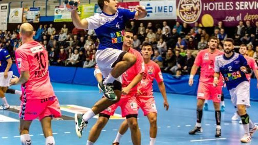 Imagen de ataque del Benidorm en un partido disputado en el Palau.