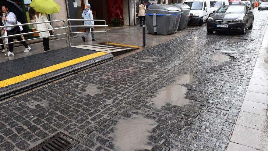 Baches en la calle San Andrés, en el tramo de adoquines.   | // VÍCTOR ECHAVE