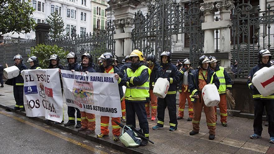 Los bomberos suspenden sus protestas tras un llamamiento a negociar de Martínez