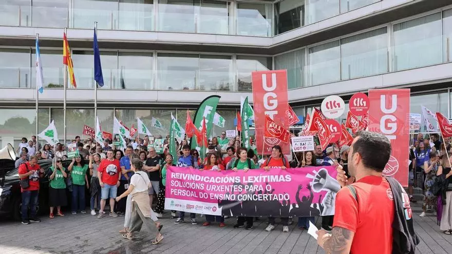 La educación concertada protesta frente a la Xunta por la renovación  de su convenio