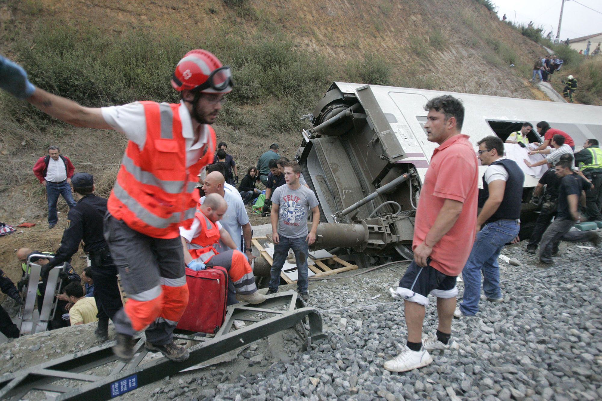 Efectivos de las fuerzas de seguridad y voluntarios socorrieron a las víctimas tras el siniestro