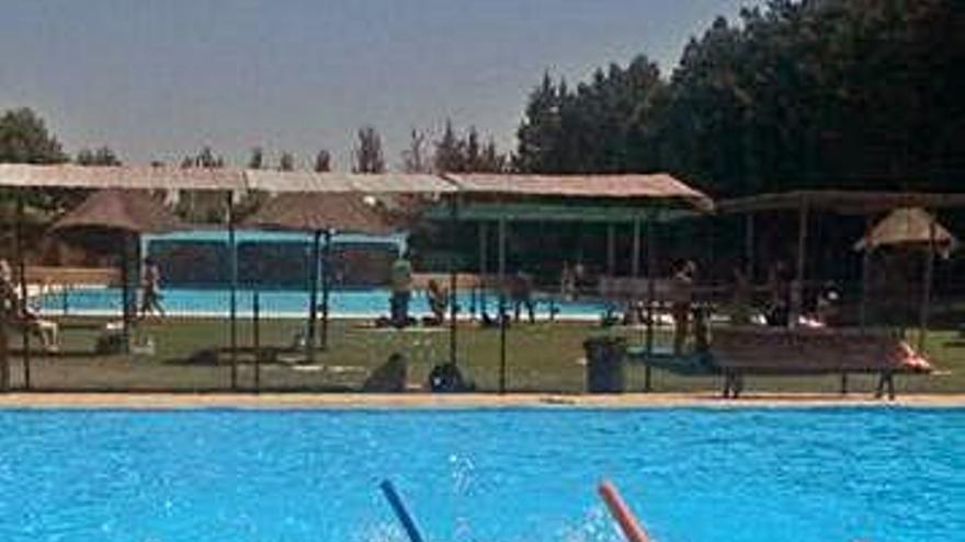 Niños aprenden a nadar en la piscina municipal de Toro.