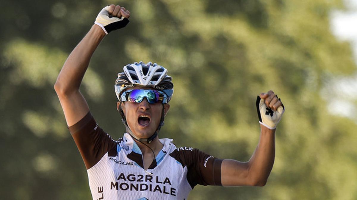 El ciclista francès Alexis Vuillermoz celebra la seva victòria en la vuitena etapa del Tour, al creuar la línia de meta al Mur de Bretanya.