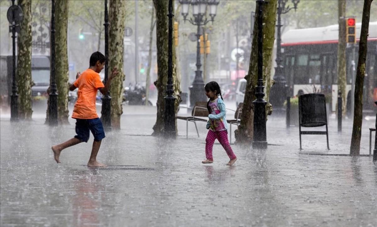 zentauroepp34780402 barcelona 22 07 2016 lluvia tormenta en el passeig de gracia180829104834