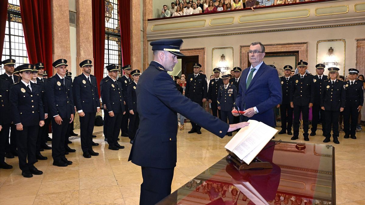 Un nuevo agente de la Policía Local de Murcia en la jura su cargo, junto al alcalde José Ballesta