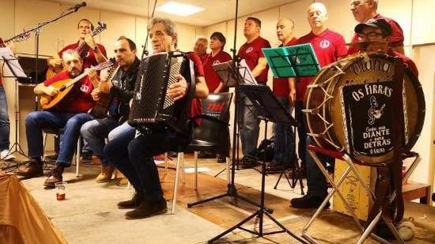 Os Firrás en el &quot;Pincho Solidario&quot; de Mecos. // Muñiz