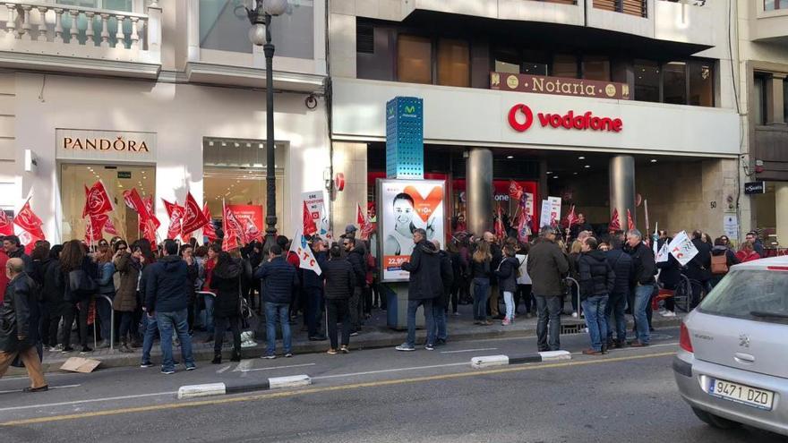 Concentración de esta mañana ante la tienda de Vodafone en Colón.