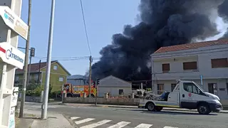Un incendio arrasa la nave de Impex Europa en Vilagarcía