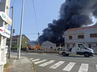 Incendio en la fábrica de Impex Europa en Vilagarcía