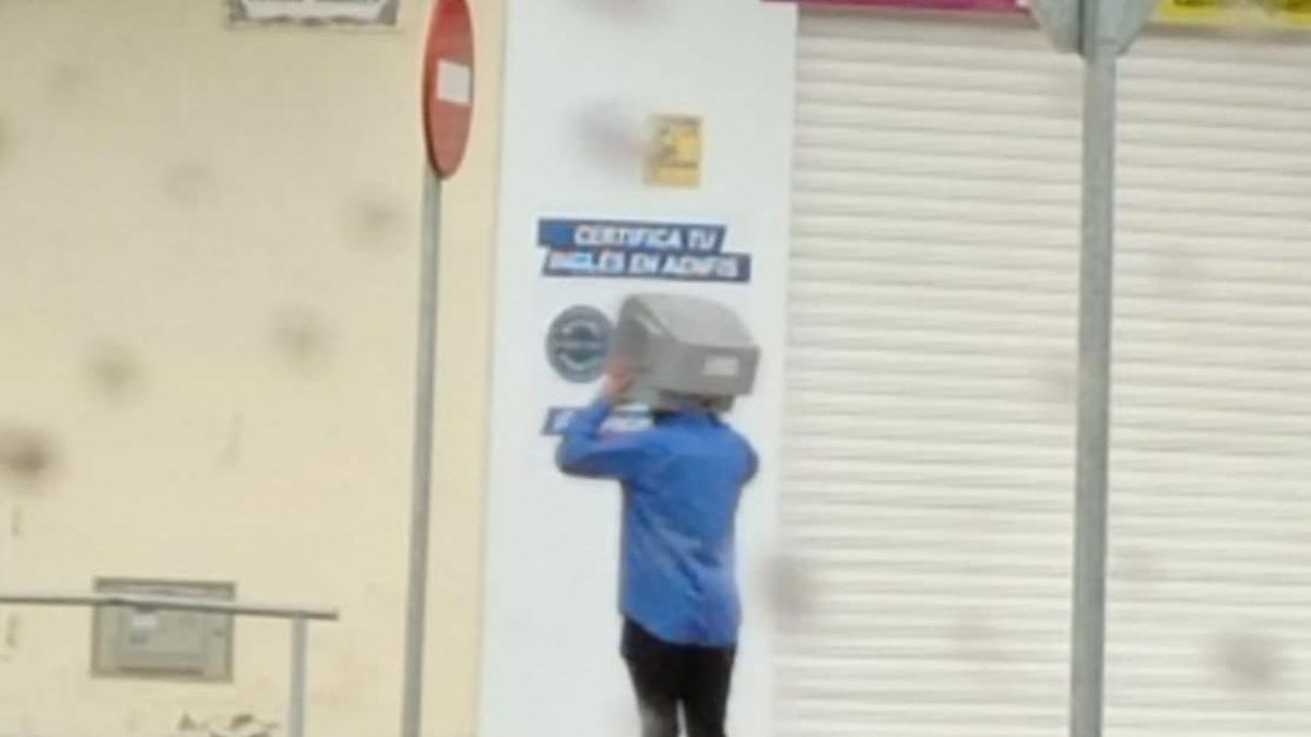 El conocido hombre con la televisión en la cabeza, a punto de dejar su rostro al descubierto.