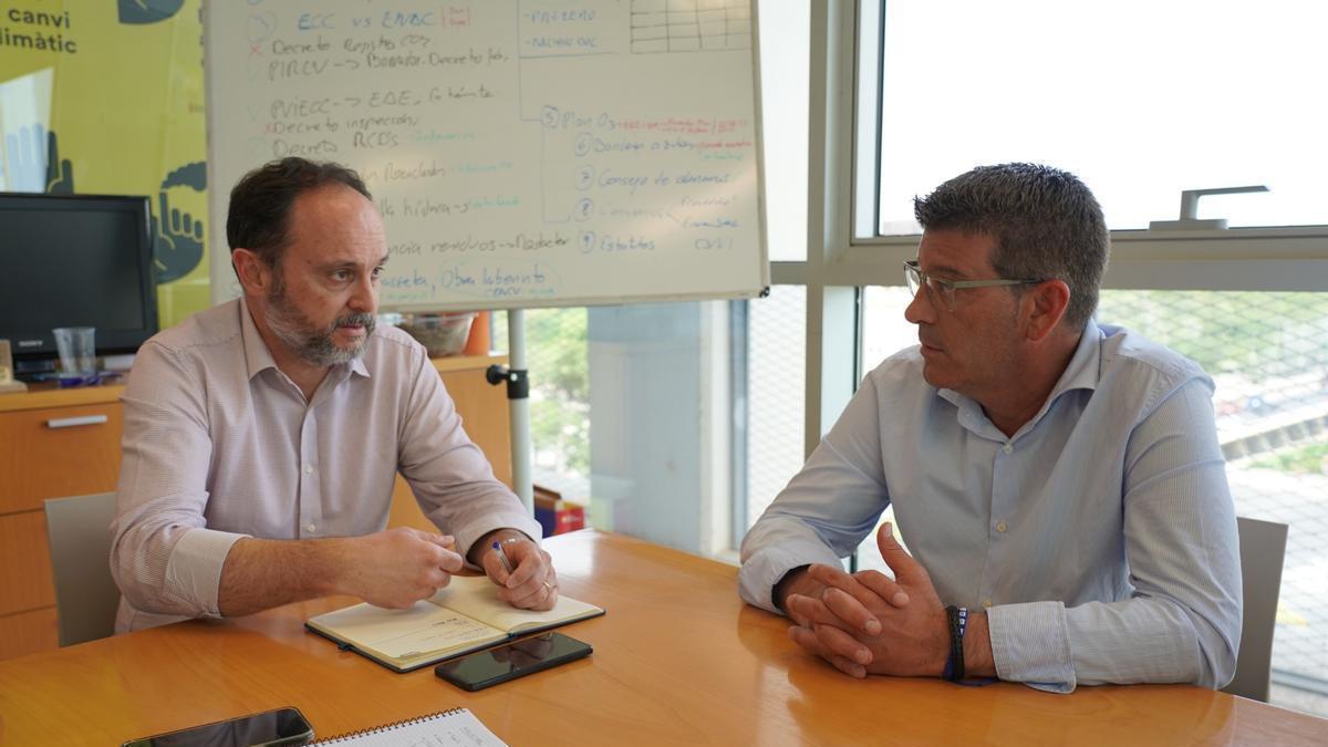 El director general de Calidad y Educación Ambiental y el alcalde de Ontinyent en la reunión.