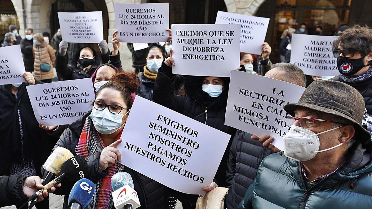 Manifestació dels veïns de Font de la Pólvora davant l’ajuntament, el passat mes de gener. | ANIOL RESCLOSA