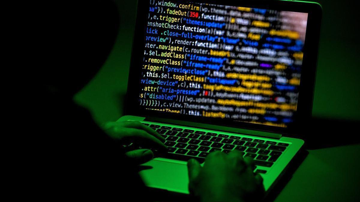 Buena parte de los ciberataques que se atribuye esta semana un grupo de hackers son falsos. En la foto, un internauta maneja códigos de una web.