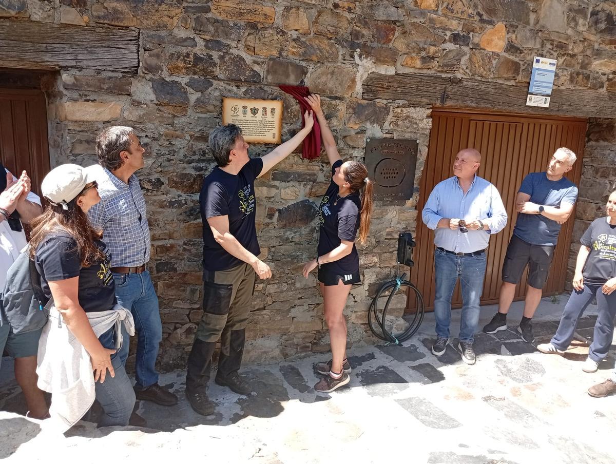 En imágenes: Una treintena de alumnos de Castropol, Boal y los Oscos descubren la apicultura tradicional en Ibias
