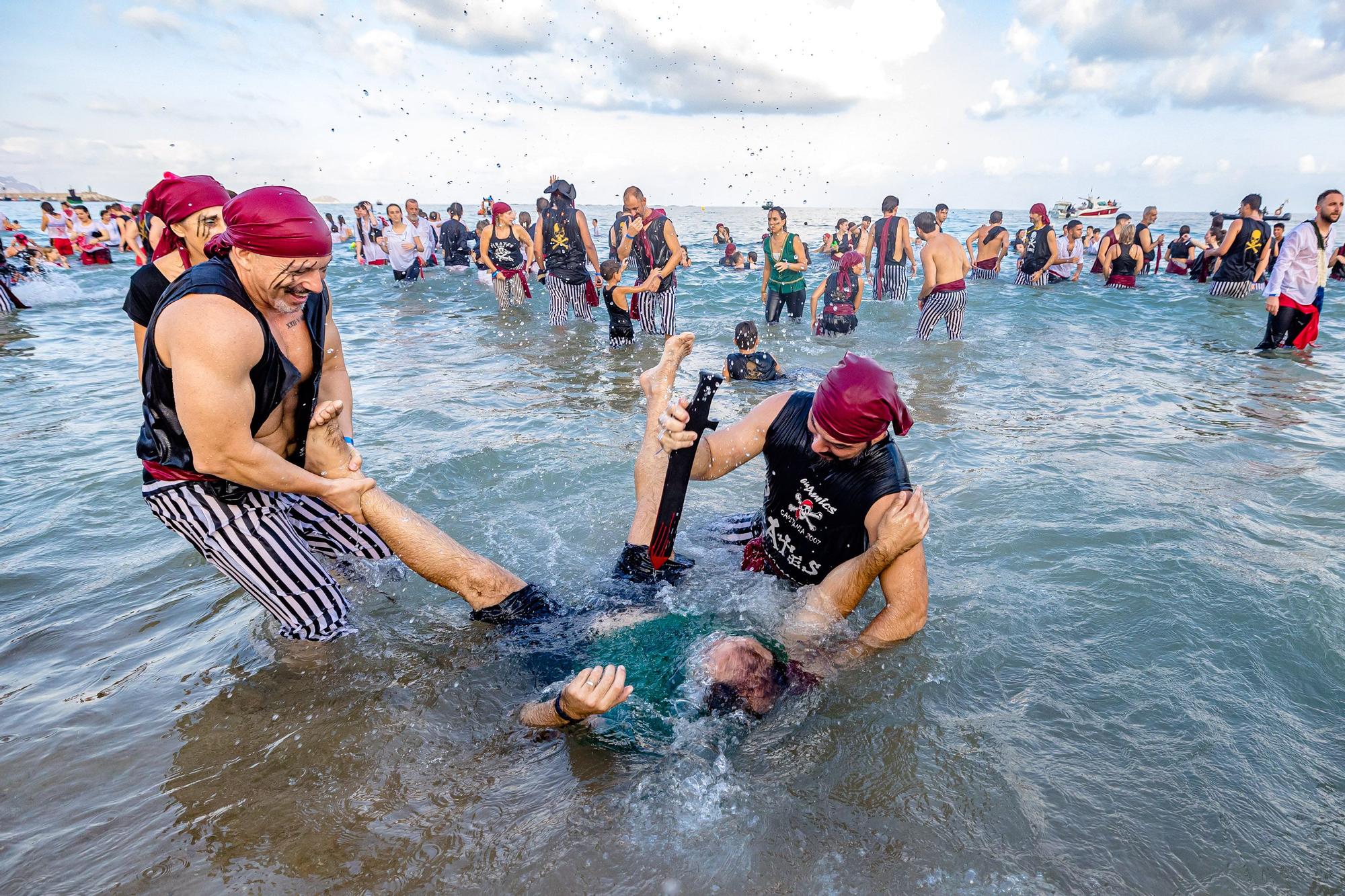 Fiestas de La Vila. Así ha sido el Alijo y la Embajada Contrabandista en la Playa.