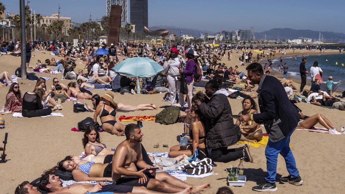 Gent a la platja de Barcelona, al maig
