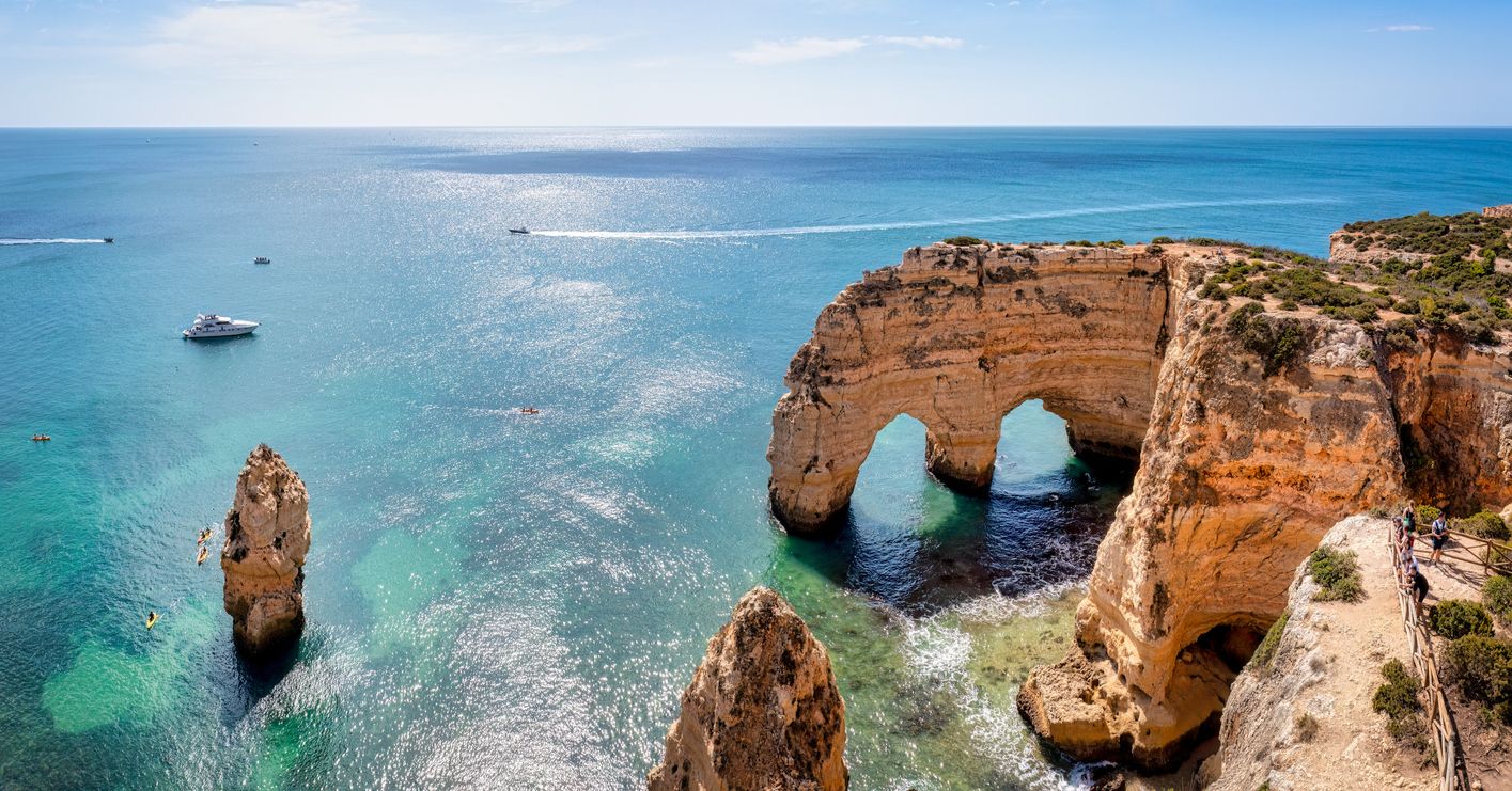 Vista aérea panorámica del arco natural en la playa de Praia da Marinha, Algarve, Portugal