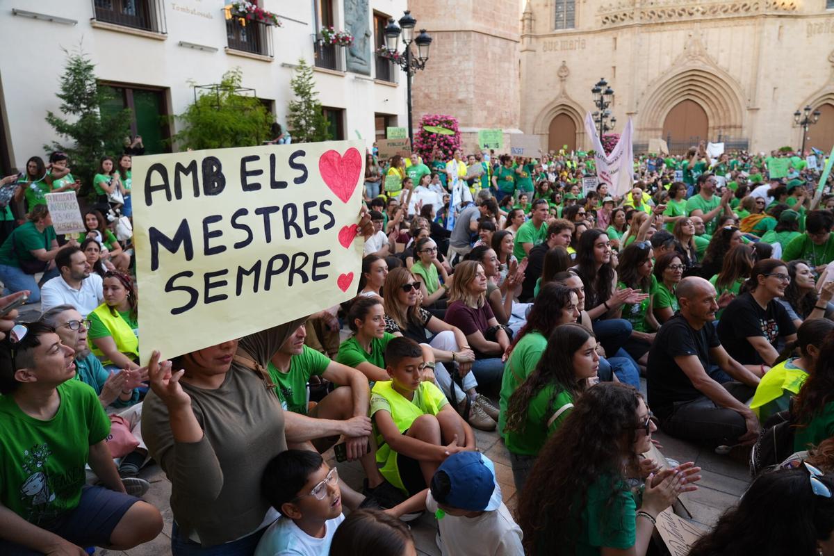 El profesorado protagoniza una histórica y multitudinaria manifestación en Castelló