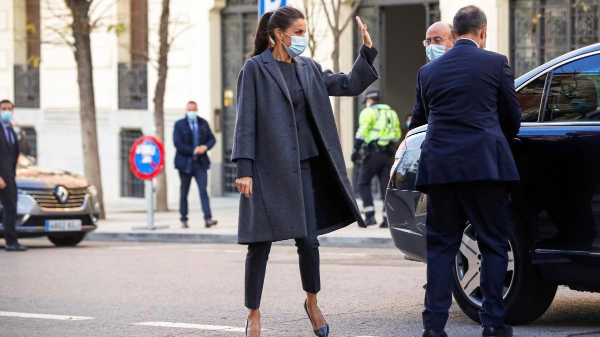 La reina Letizia luce su traje de Hugo Boss.