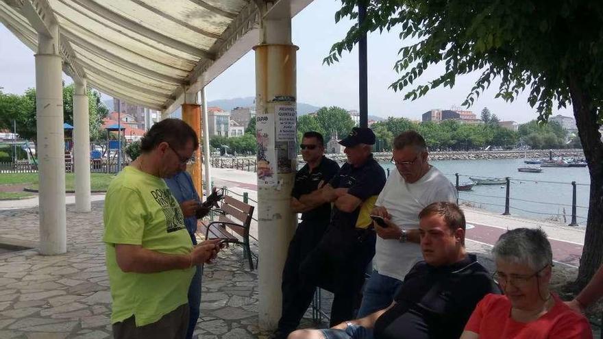 Trabajadores del sector, en la estación de buses de Cangas, de nuevo vacía. // Gonzalo Núñez