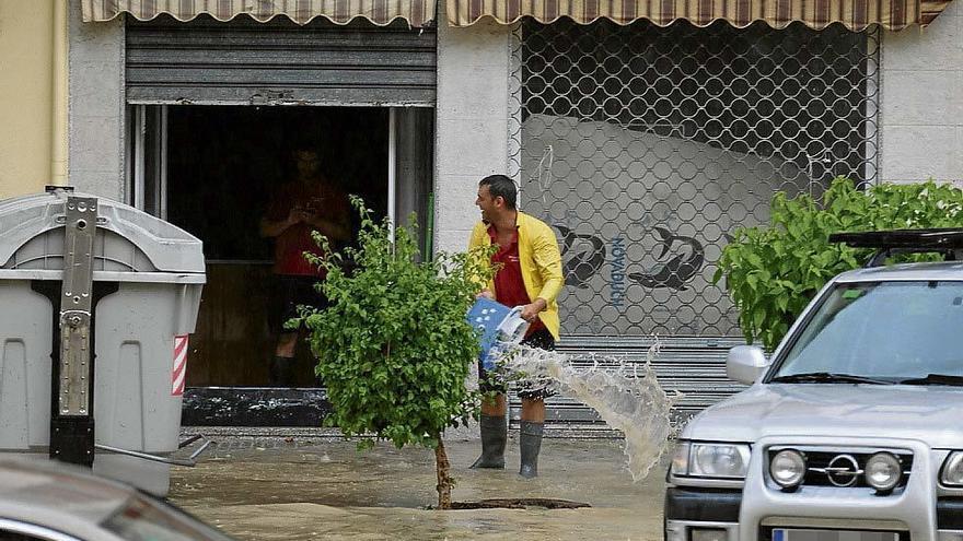 Imágenes de los efectos de las tormentas caídas ayer en la pedanía ilicitana de La Marina y en Santa Pola.