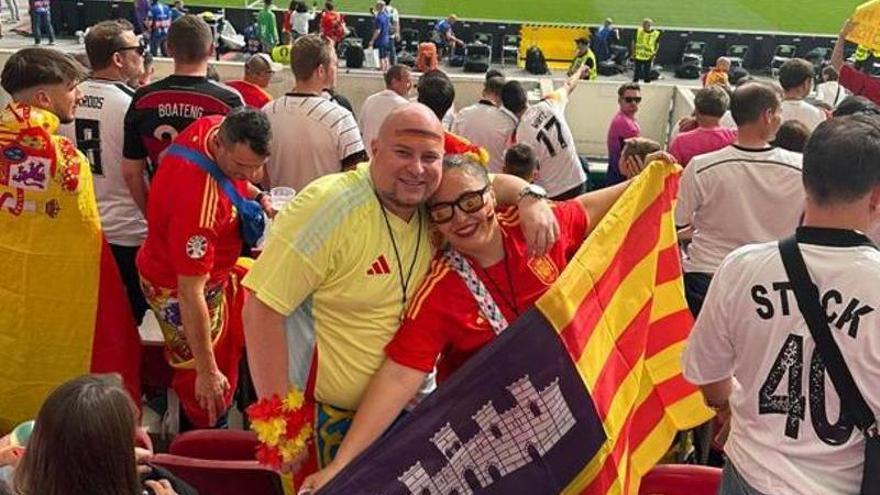 Aficionados mallorquines animan a España ante Alemania en Stuttgart