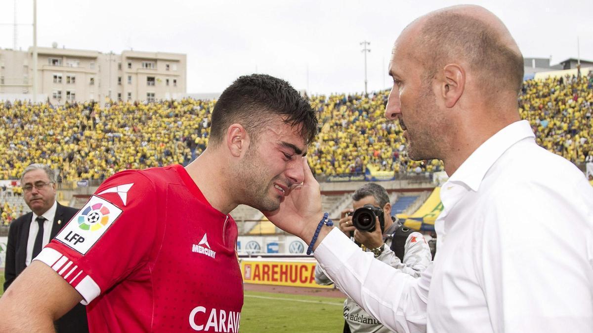 Ranko Popovic, entrenador del aquel Zaragoza que rozó el ascenso en Las Palmas, consuela a Diego Rico, ahora en el Getafe.