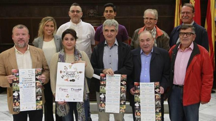 El alcalde y ediles con organizadores y colaboradores en las Jornadas y su ruta.