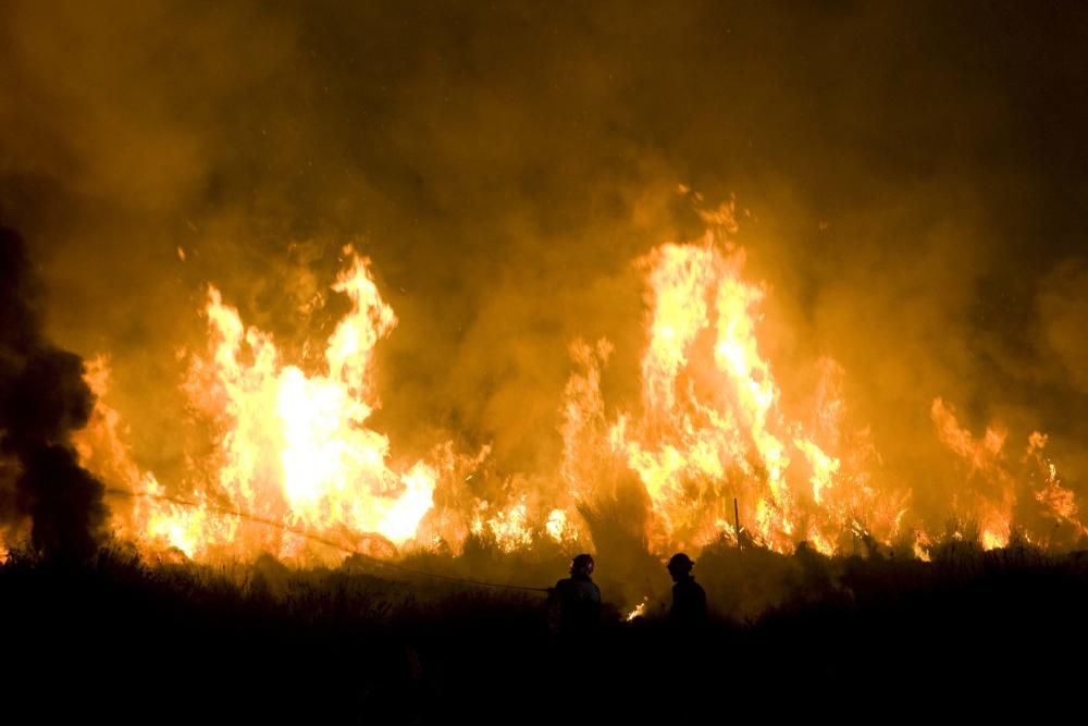 Un incendio obliga a desalojar el camping de Almenara