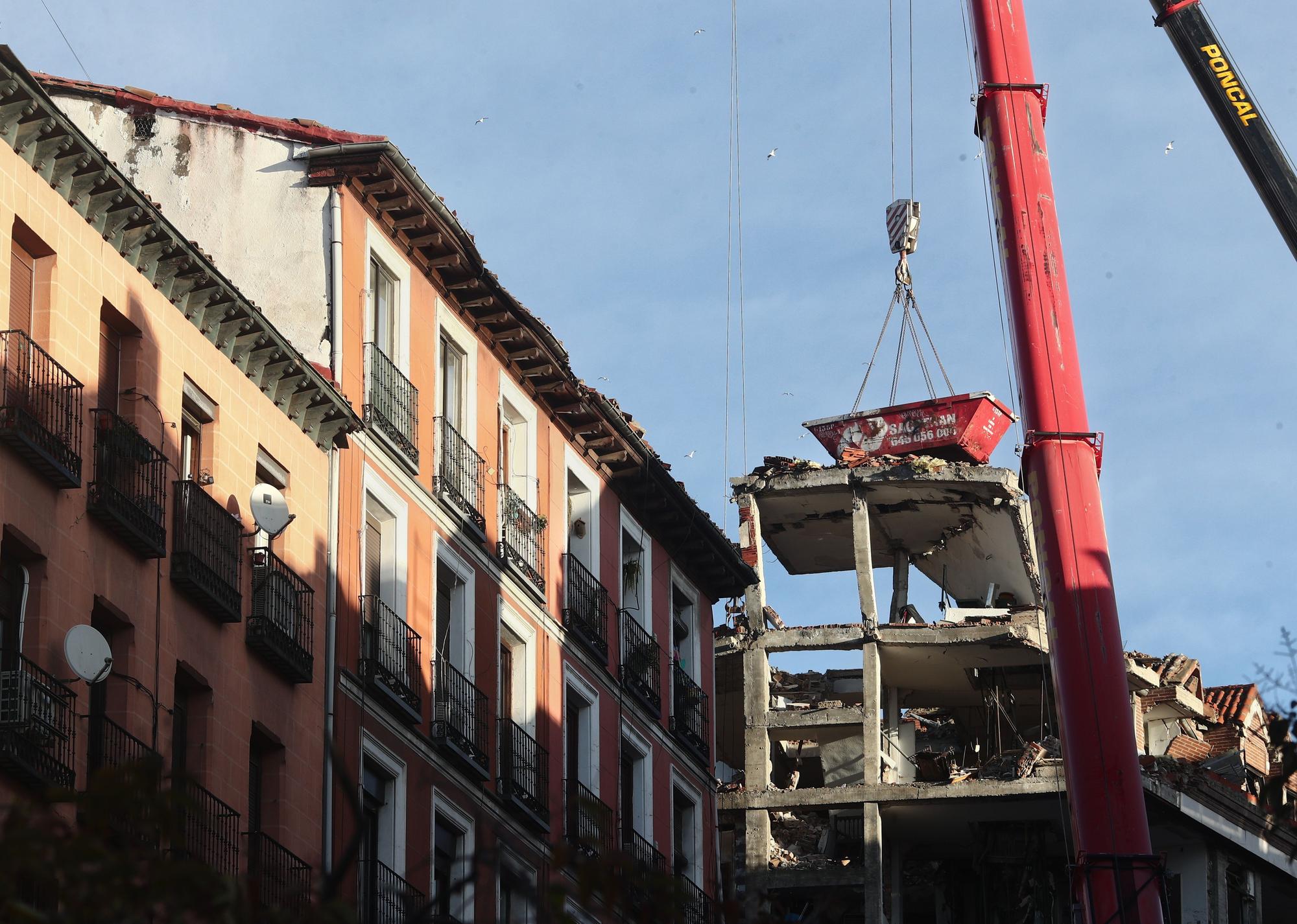 Una grúa durante el desmontaje del edificio siniestrado en el número 98 de la calle Toledo, en Madrid.