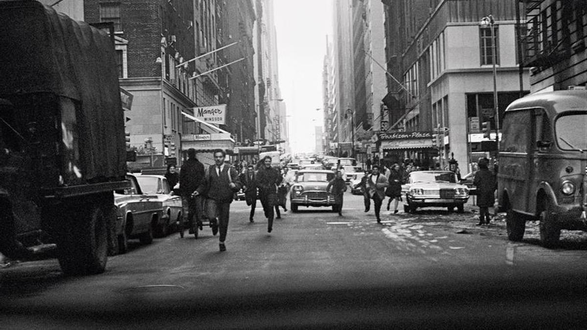 Los fans persiguen el coche de los Beatles por las calles de Nueva York, en febrero de 1964.