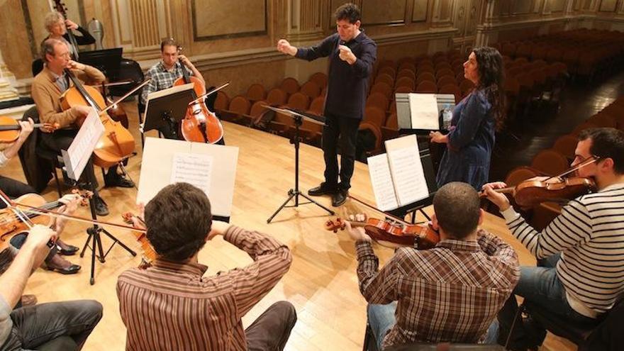 Un momento del ensayo del concierto del próximo domingo en la sala María Cristina, con Vicente Navasquillo de director, músicos de la OFM y La Pili