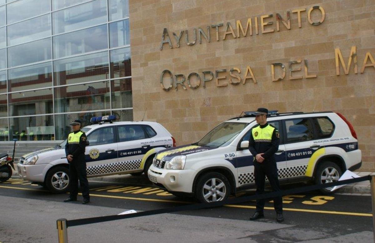 Agentes de la Policía Local de Orpesa, junto a la casa consistorial.